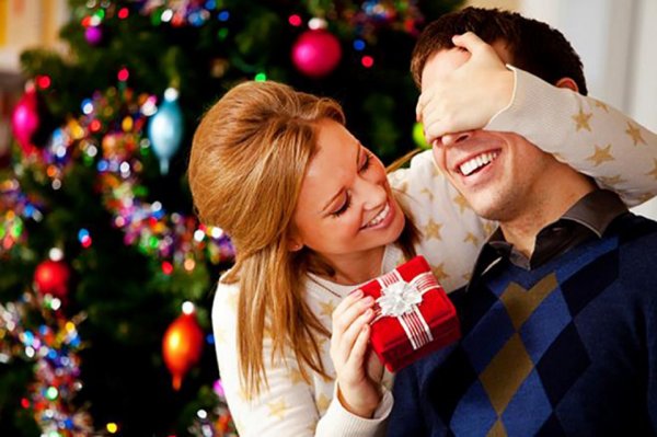 How to Give Your Boyfriend an Unforgettable Christmas Night? and 10 Perfect Gifts for Your Boyfriend this Christmas (2022)
