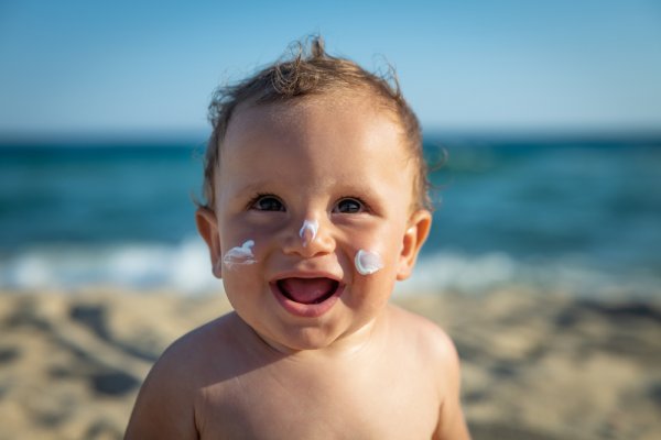 Pentingnya Sunblock Bayi dan 15 Rekomendasi Produk Terbaik untuk Melindungi Kulit Si Kecil! (2023)