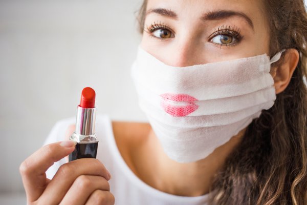 Tips Mask Proof Make Up untuk Tampil Cantik Sehari-hari Lengkap dengan 11 Rekomendasi Make Up Anti Transfer! (2023)