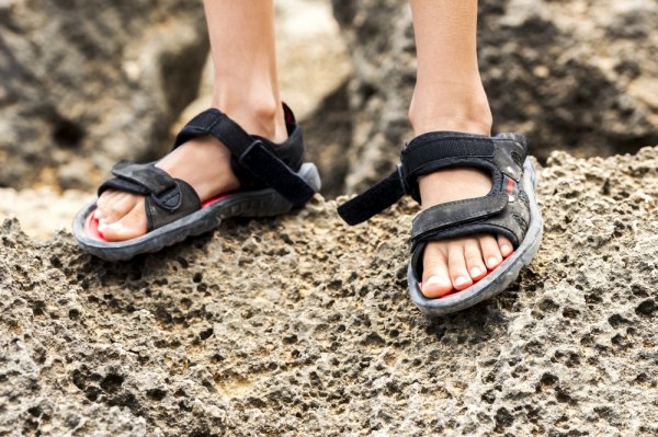 Lindungi Kakimu Saat Beraktivitas dengan 8 Varian Sandal Outdoor Keren Nan Dinamis Ini!