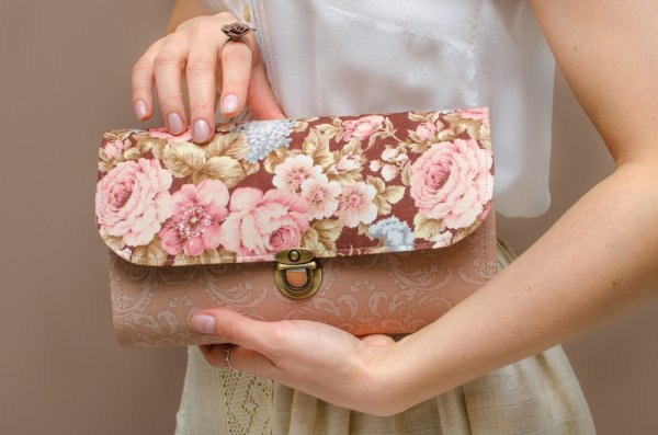 COACH　ショルダーバッグ　トートバッグ　バラ　花　ピンク　白　女性　おしゃれカラーホワイト