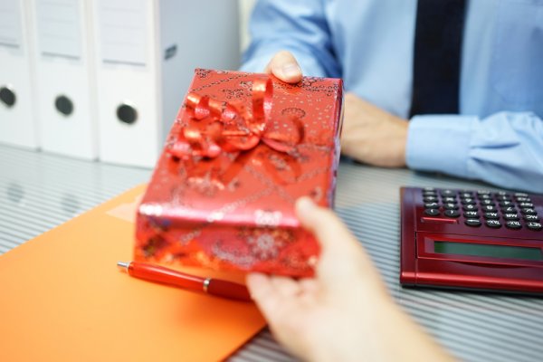 Master the Art of Corporate Gifting and Put Your Company on the Map: 10 Best Gifts for Your Clients to Impress Them in 2019