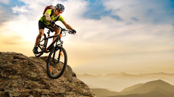 10 Rekomendasi Sepeda Gunung Terbaik yang Mendukung Aktivitas Ekstrem Anda (2021)