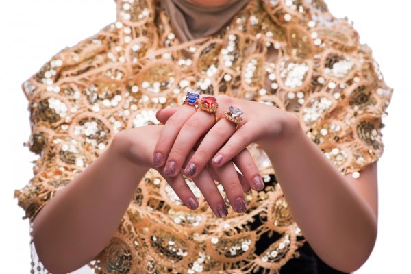 10 Perhiasan dan Cara Berhias yang Dilarang dalam Islam