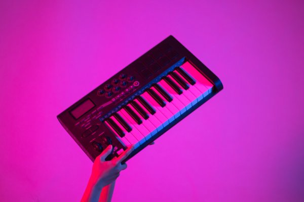 Nikmati Kemudahan Memproduksi Musik dengan 10 Rekomendasi MIDI Keyboard Canggih dan Kekinian (2023)