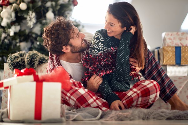 40代の彼氏に贈るクリスマスプレゼント 人気ランキングtop マフラーや財布など社会人の男性におすすめのギフトを紹介 プレゼント ギフトのギフトモール