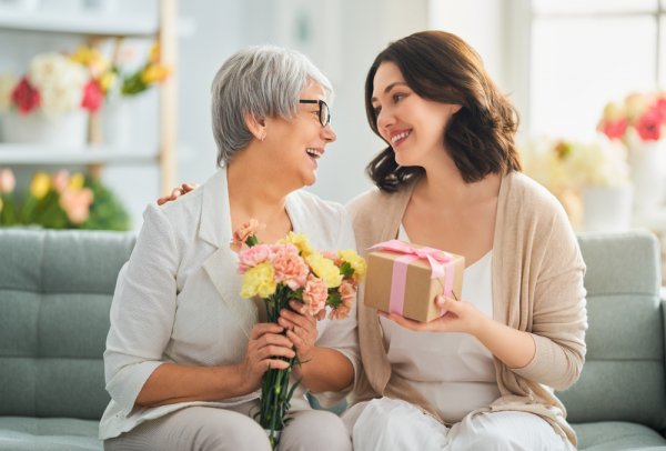 30 Rekomendasi Hadiah Terjangkau dan Berkesan untuk Menunjukkan Cinta di Hari Ulang Tahun Mama Pilihan Ahli Kado!