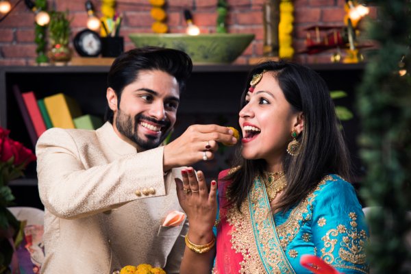 Don't Let Weight Gain Worries Spoil Your Diwali. Enjoy the "Festival of Lights" with Delicious and Healthy Diwali Snack Recipes Plus Important Tips to Keep Your Weight in Check in the Festive Season (2020)