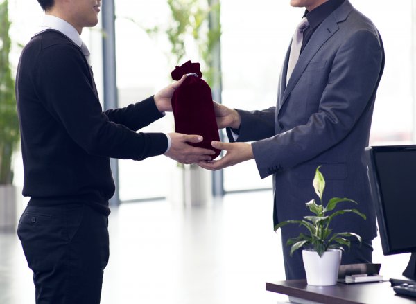 Want to Impress Your Clients? Check These Perfect Business Gifts for Clients Available Online (2019)!	