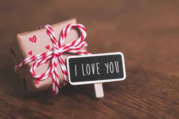 Sweet Nothings to Express Undying Love to Your Girl: 10 Gifts with Quotes for Girlfriend To Make Her Feel Cherished (Updated)