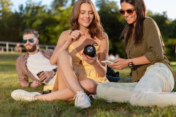 10 Rekomendasi Merk Speaker Outdoor Waterproof Terbaik (2023)