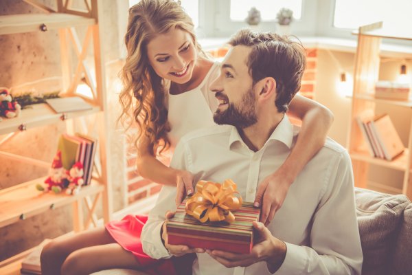 How to Gift Your Boyfriend the Best Presents Ever: Tips and 10 Best Gift Ideas for What to Give Your Boyfriend (2018)