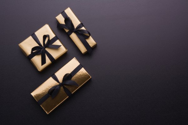 Cannot Decide on What to Gift Your Clients or Employees? Want to Stand Out from the Corporate Crowd? Then These 10 Custom Corporate Gifts are What You Need (2019)