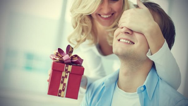 प्यार, और विचारशीलता से एक रिश्ता मजबूत होता है, इसलिए अपने पति को ऐसी चीज़ें उपहार में दें जिससे वह मुस्कुराए : यहां 10  विशेष उपहारों की सूचि है,जो कम मूल्य में अधिक प्यार दर्शाते है।(2020) 