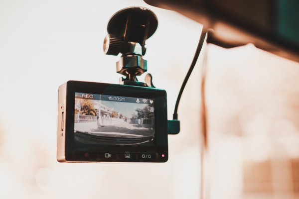 Lebih Aman Selama di Perjalanan dengan 10 Rekomendasi Kamera Dashboard Mobil Berkualitas (2021)