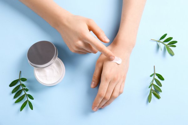 Gợi ý 10 kem dưỡng da tay chống nhăn hiệu quả được nhiều người yêu thích (năm 2022)