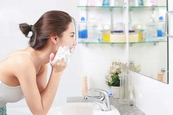 15 Rekomendasi Terbaik Facial Wash untuk Kulit Berjerawat dan Berminyak! (2023)