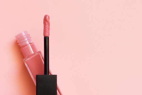 9 Rekomendasi Lipstik Dear Me Beauty yang Bikin Riasan Stand Out!