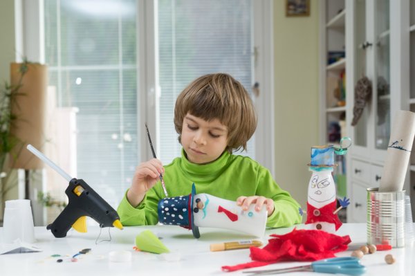 Yuk, Ajari Anak Peduli Lingkungan dan Asah Kreativitasnya dengan Membuat 9 Jenis Mainan dari Barang Bekas Ini!