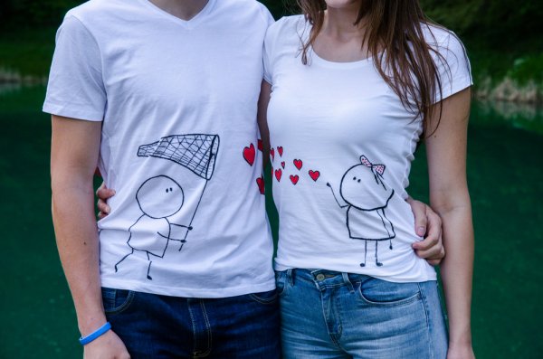 Tampil Kompak Bersama Sahabat Dengan Baju Couple yang Keren