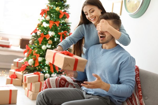 10 gợi ý mua quà Noel cho bạn trai ý nghĩa khiến chàng cảm động (năm 2021)