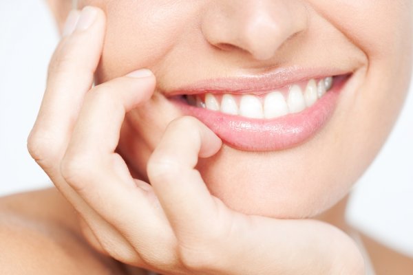 Ingin Senyum Tampak Menawan? Ini Dia 8 Cara Memutihkan Gigi yang Cepat & Alami! (2018)