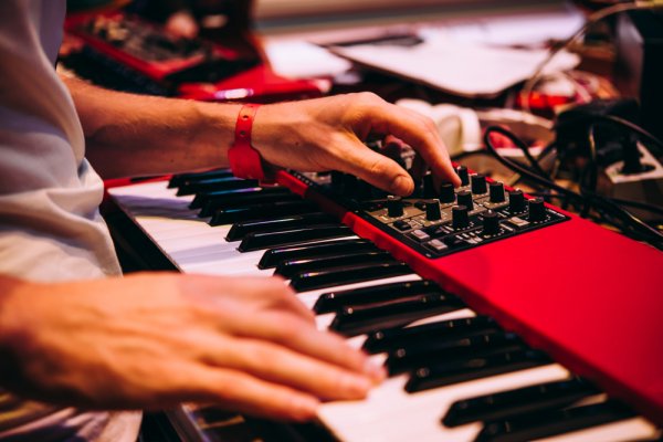 Dana Mepet tapi Butuh Keyboard? Cek 10 Rekomendasi Keyboard Musik Terjangkau Berikut Ini (2020)