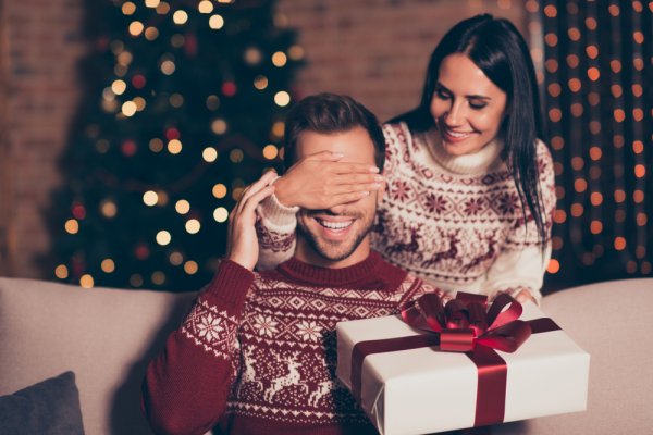 Gợi ý 10 món quà Giáng Sinh cho chồng thể hiện tình cảm đầy yêu thương (năm 2021)