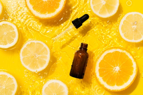 10 Pilihan Terbaik Serum Vitamin C untuk Bikin Kulit Wajah Cerah Bebas Noda! Rekomendasi Terbaik Kami dan Dipantau oleh Dokter Ahli! (2024)