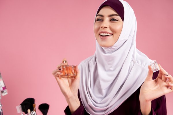 10 Rekomendasi Parfum Hijab yang Memikat Hati dan Menyegarkan Aroma (2023)