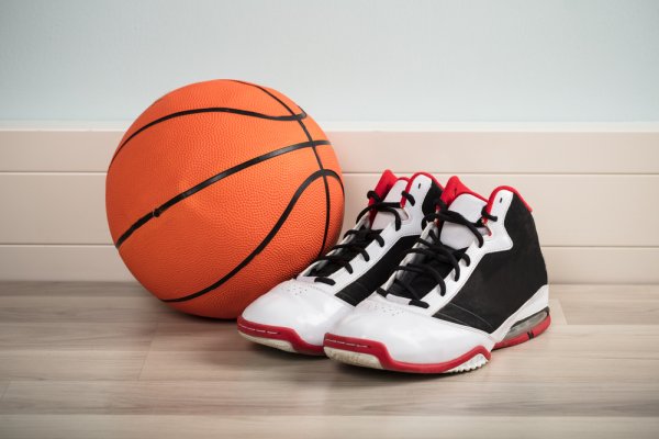 Ngaku Penggemar Basket? Tambah Koleksimu Kamu dengan 10 Sepatu Basket Terbaru Berikut! (2023)