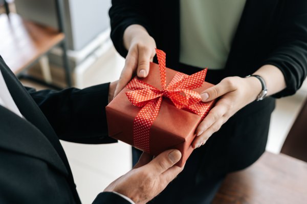 10 gợi ý tặng quà sinh nhật cho khách hàng nam thiết thực và ấn tượng nhất (năm 2022)