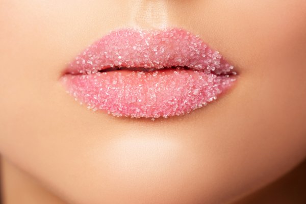 15 Rekomendasi Lip Scrub yang Bisa Membuat Bibir Cerah dan Lembap (2023)