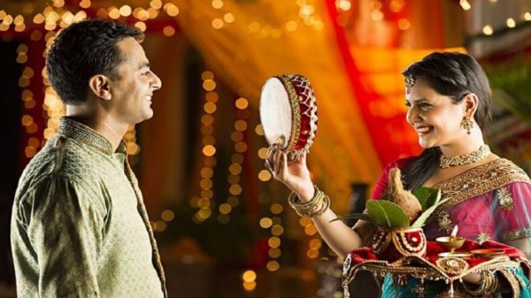 Pamper Your Wife This Karwa Chauth with a Special Gift: Show How Romantic You Are with Our Gift Ideas (2019)