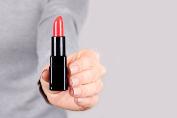 15 Rekomendasi Lipstik untuk Bibir Kering Terbaik dari Ahli Kecantikan (2023)