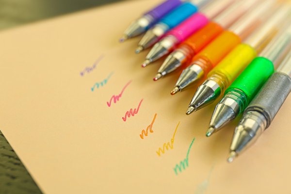 10 chiếc bút bi nhiều màu tiện dụng đến từ các thương hiệu lớn (năm 2022)