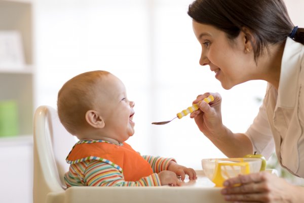15 Rekomendasi Makanan Bayi 1 Tahun yang Bisa Bunda Siapkan dengan Mudah (2023)
