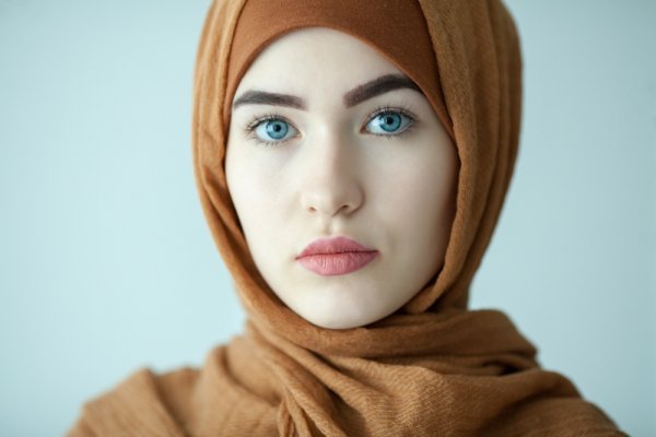6 Inspirasi Atasan Katun Ima untuk Wanita yang Mau Tampil Syar'i dan Fashionable (2023)