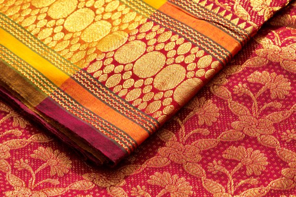 Want to Gift a Saree But Can't find a Nice One on a Small Budget? Check Out These Top 10 Sarees Under 1000 Rs!