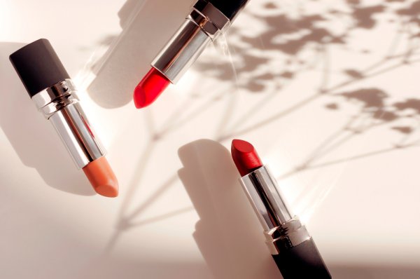 Dapatkan Warna Bibir Tercantik dengan 15 Rekomendasi Lipstik Matte Terbaik Berkualitas Premium  (2023)