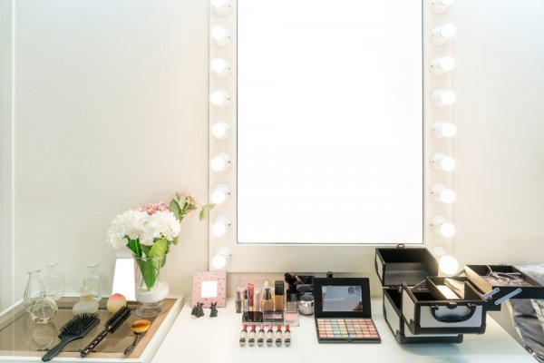 Simpan Rapi Koleksi Kosmetikmu di Rak Kosmetik yang Berkualitas. Ini Rekomendasinya (2019)