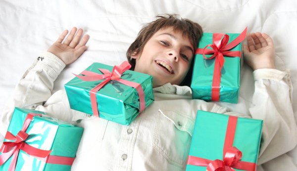10代の彼氏や男友達に人気の誕生日プレゼントランキング 男性に喜ばれるメッセージ文例も紹介 ベストプレゼントガイド