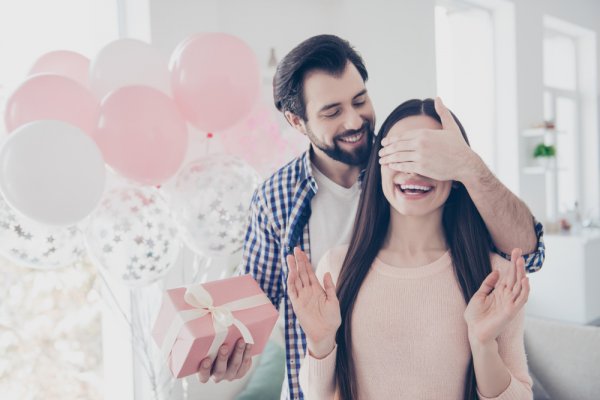 Steal Her Heart All Over Again with Romantic and Unique 2nd Anniversary Gifts for Girlfriend (2018)