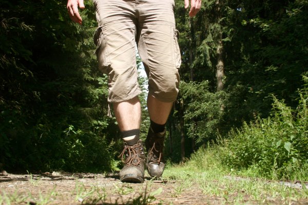 Tips Memilih Outfit Hiking yang Tepat dan 10 Rekomendasi Celana untuk Mendaki yang Nyaman dan Aman Digunakan