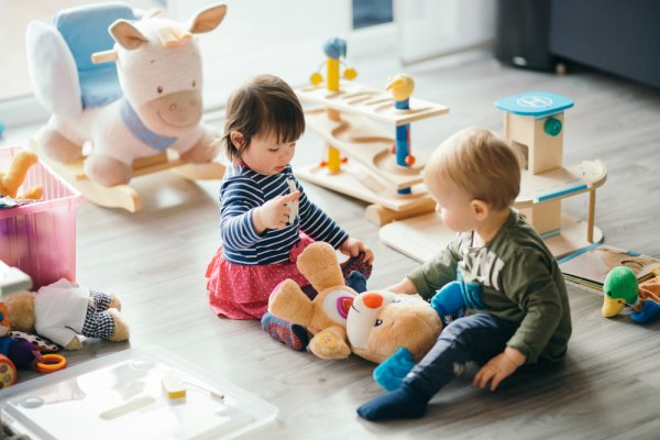 8 Rekomendasi Mainan yang Meningkatkan Kecerdasan Anak dengan Harga Terjangkau (2023)