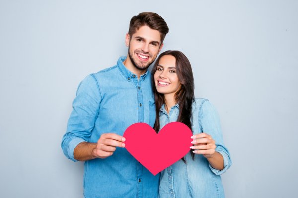 10 Baju Couple Pilihan untuk Pasangan yang Selalu Ingin Tampil Harmonis dan Romantis 