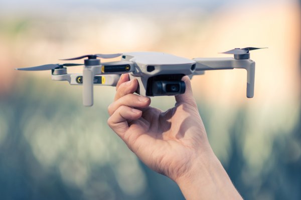 10 Rekomendasi Drone Mini dengan Kualitas Mumpuni dalam Pengambilan Gambar (2023)