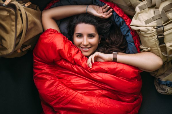 10 Rekomendasi Sleeping Bag Terbaik untuk Kenyamanan Saat Tidur di Luar Ruangan (2023)