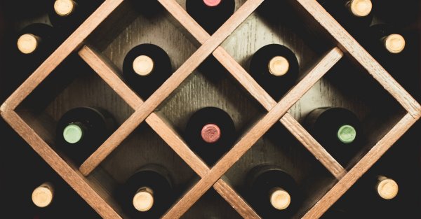Buat Hunianmu Makin Keren dengan 8 Rekomendasi Rak Wine Minimalis Berikut Ini (2023)
