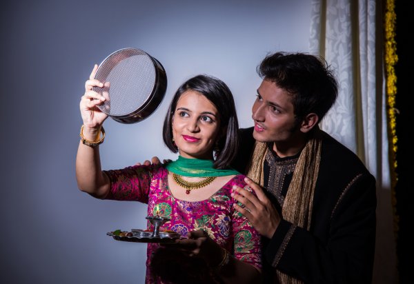 The 10 Sweetest Gifts for Husband on Karva Chauth in 2020! Inject a Dose of Romance into a Traditional Festival with These Tips!